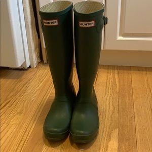 Great condition forest green Hunter rain boots
